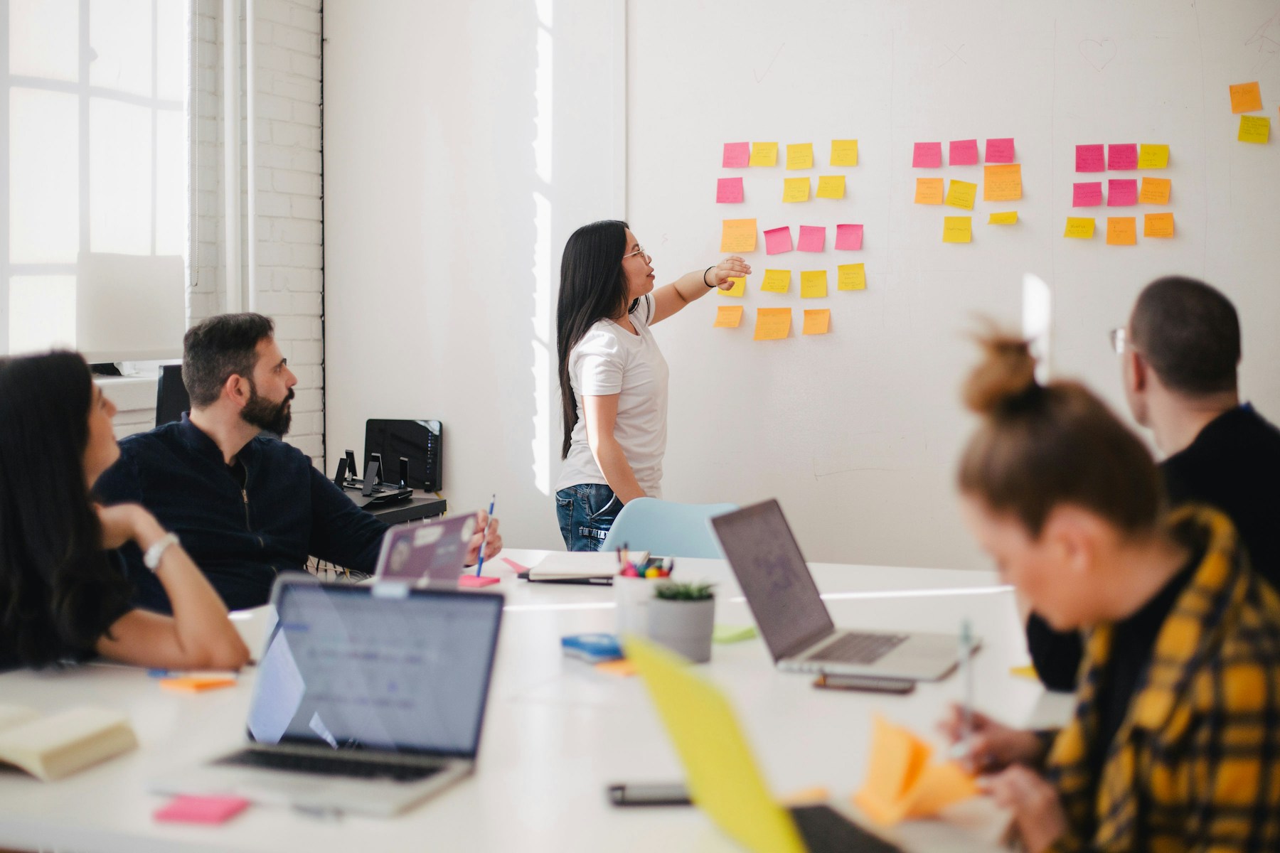 Pizarra de trabajo con esquemas de estrategia durante un taller de consultoría