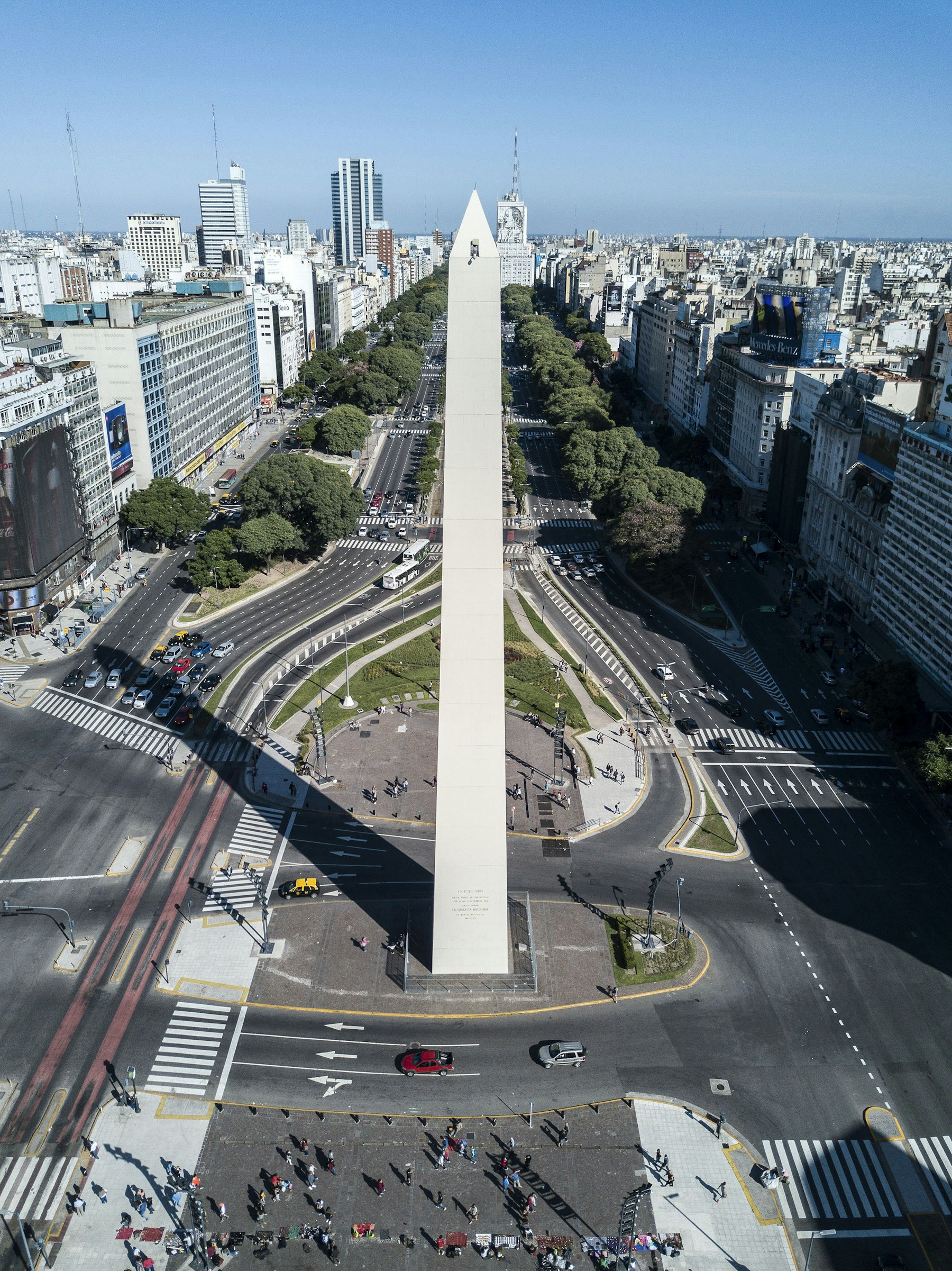 Vista aérea del Obelisco y la Avenida 9 de Julio en Buenos Aires
