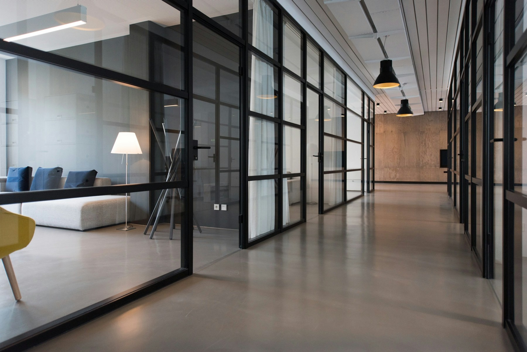 Oficina del estudio por la tarde, con luz cálida sobre mesas de trabajo